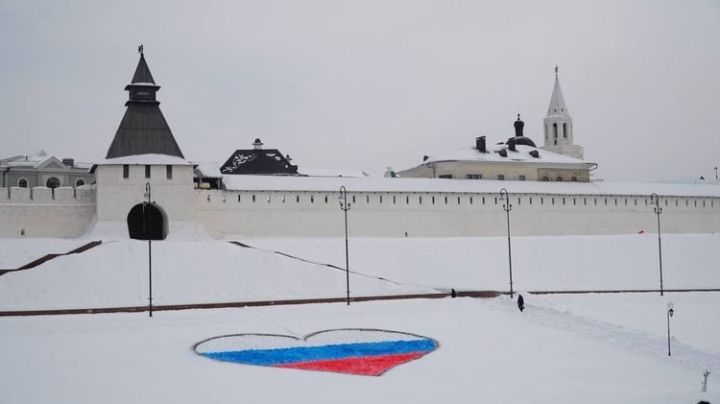 На склоне холма  у Казанского Кремля появился триколор в форме сердца
