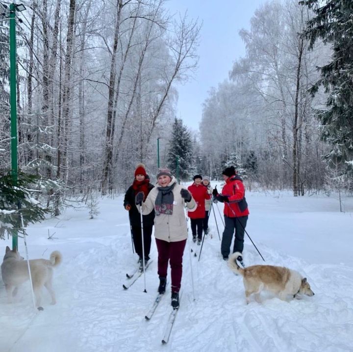 Жители Рождественского сельского поселения вышли на лыжную прогулку по лесу