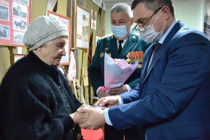 Утерянная 70 лет медаль передана родственникам фронтовика в Татарстане