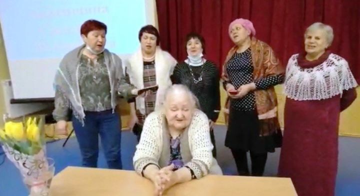 В свои 82 года Бадамшина Светлана Шарифовна по прежнему поет