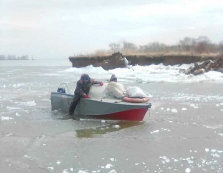 Спасатели помогли рыбакам, застрявшим на Меше в льдинах
