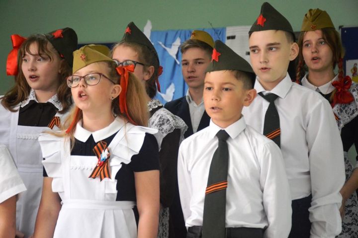 Песни победы поют лаишевские школьники