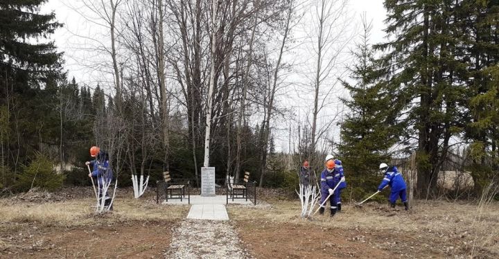 Работники АО «Транснефть – Прикамье» благоустроили территории военных мемориалов