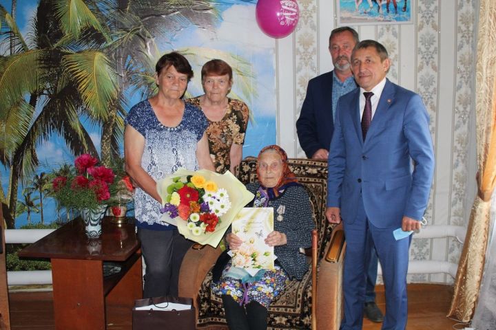Глава Лаишевского района поздравил с 90-летием ветерана труда