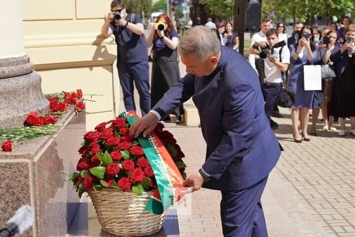 В День русского языка Рустам Минниханов возложил цветы к памятнику Пушкину в Казани