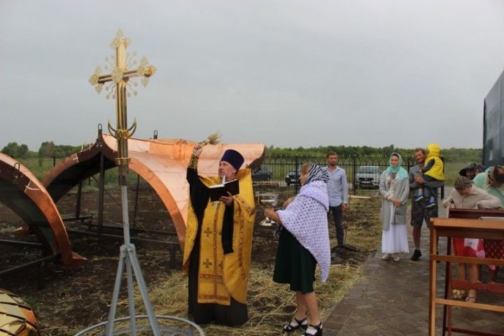 В Караишево освятили купол и крест для звонницы храма пророка Божия Илии
