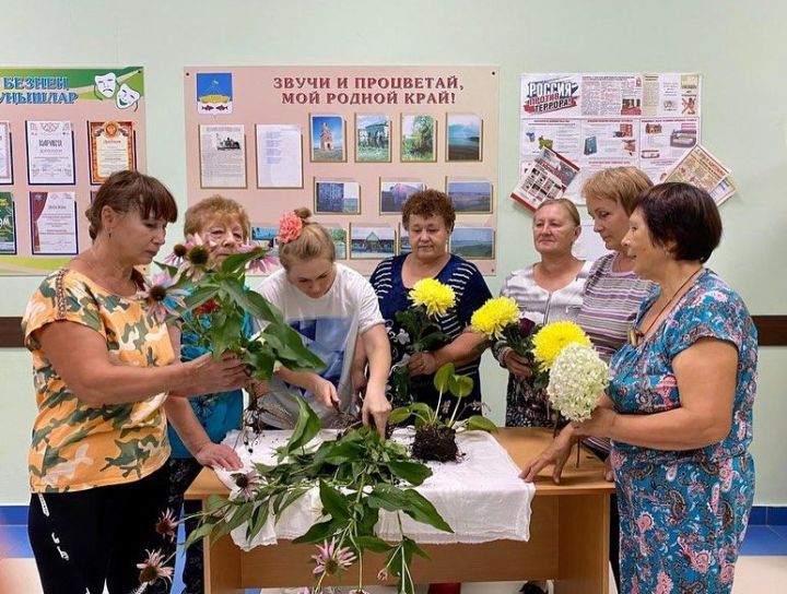 В Рождествено провели мастер-класс по пересадке многолетних цветов