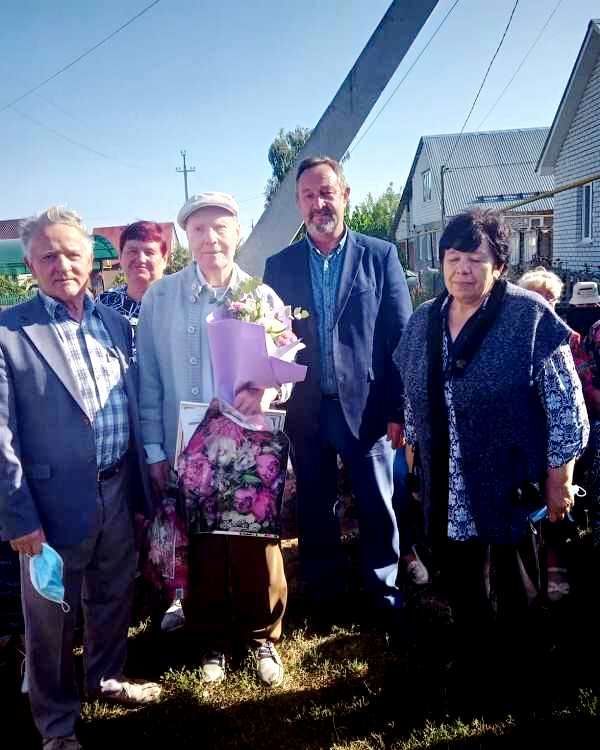 В Лаишеве на празднике двора поздравили Прохорова Геннадия Степановича с 90-летим