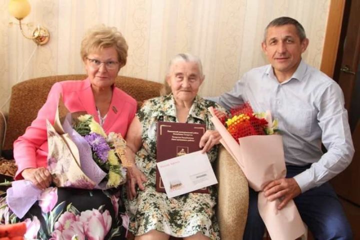 Именинницу Татьяну Константиновну Волкову поздравили Татьяна Ларионова и Ильдус Зарипов
