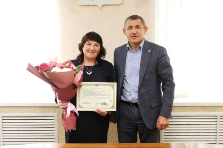 Глава района Ильдус Зарипов поздравил Фариду Муртазину с юбилеем