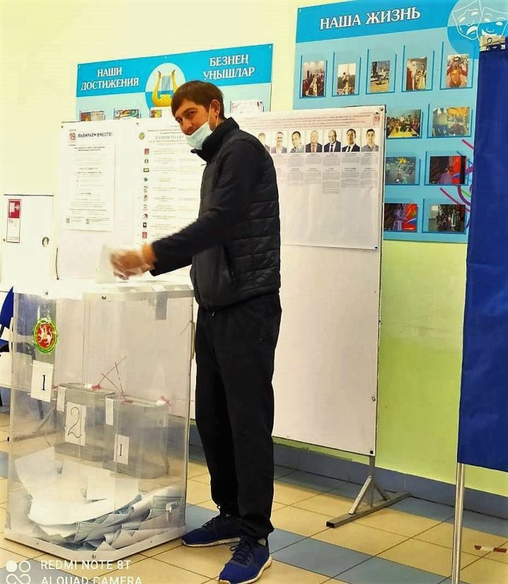 В Лаишевском районе голосовал бывший хоккеист Ак Барса