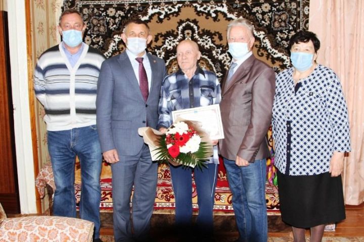 Принимал поздравления с юбилеем житель города Лаишево Петр Степанович Калашников
