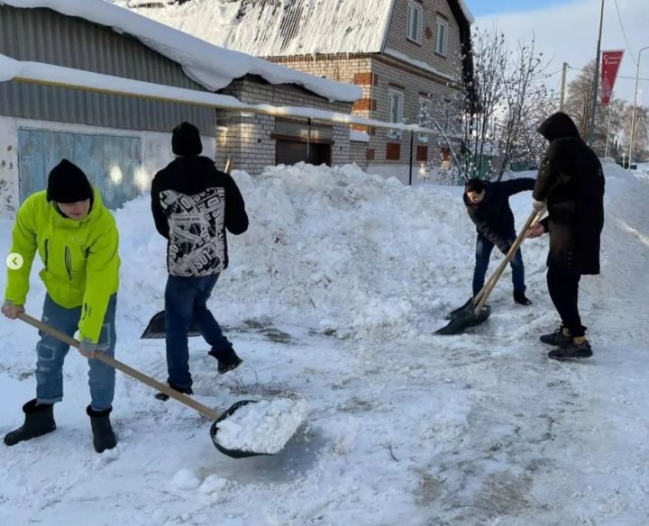 Лаишевские студенты помогли убрать снег у дома пенсионерки