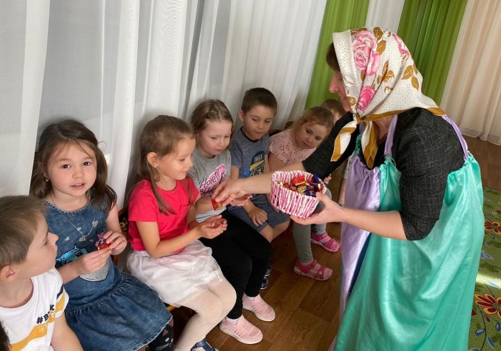 Лаишевские дошкольники совершили «Путешествие в страну фольклора»