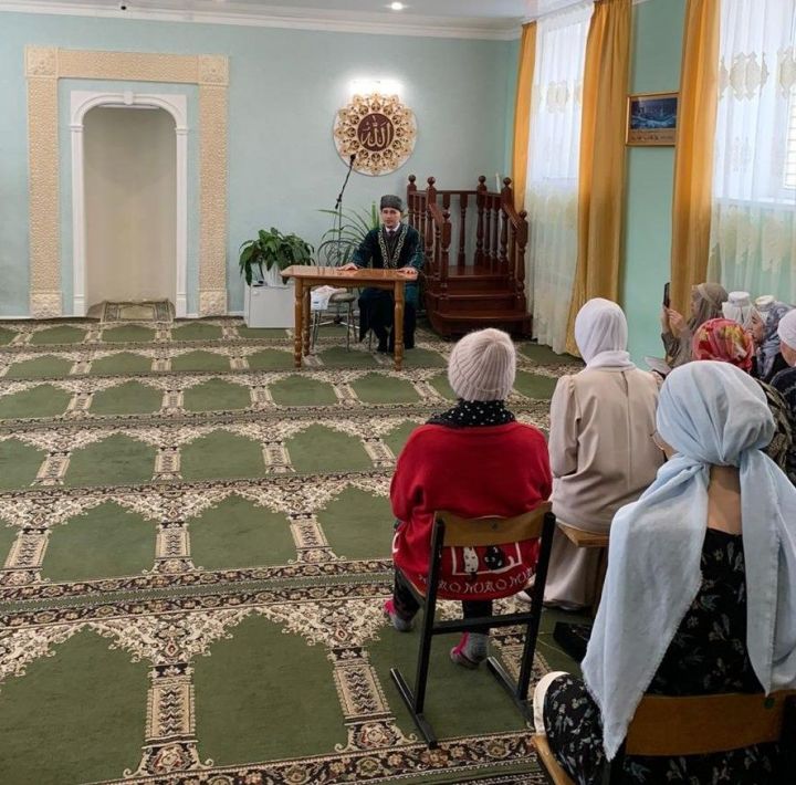В мечети Лаишева верующих обучали намазу