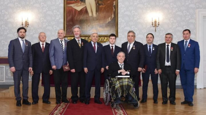 В День Государственного флага Татарстана Фарид Мухаметшин вручил государственные награды РТ