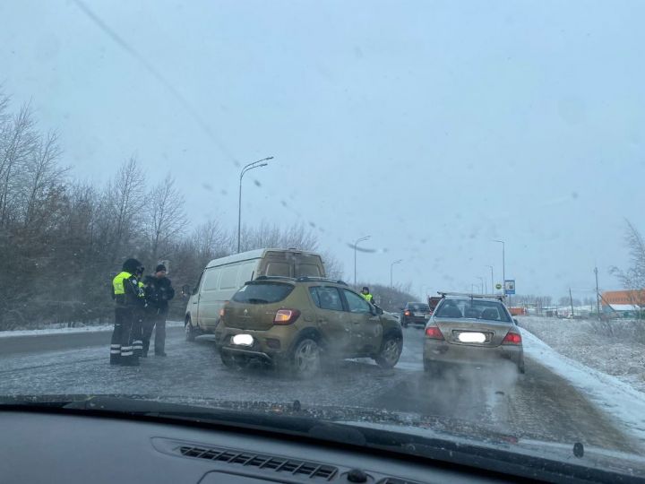 Очевидцы сообщают об аварии на Оренбургском тракте у Обухова