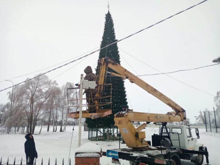 В Лаишево украшают главную елку