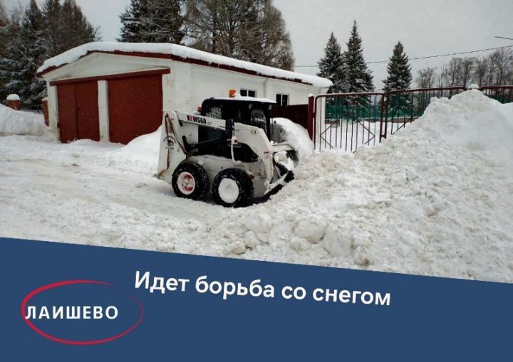 В Лаишево идет борьба со снежными завалами на дорогах