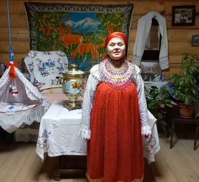 О традициях Масленичной недели рассказывает директор Никольского дома культуры  Ирина Комисарова