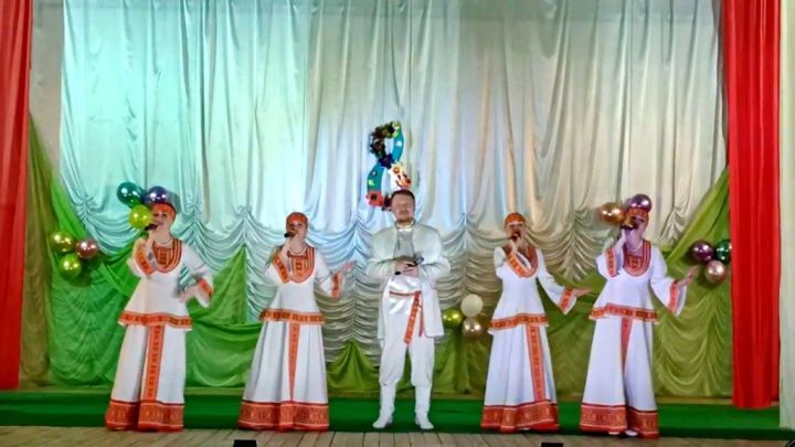 В поселке Орел на концерте к 8 Марта звучали русские и татарские мелодии
