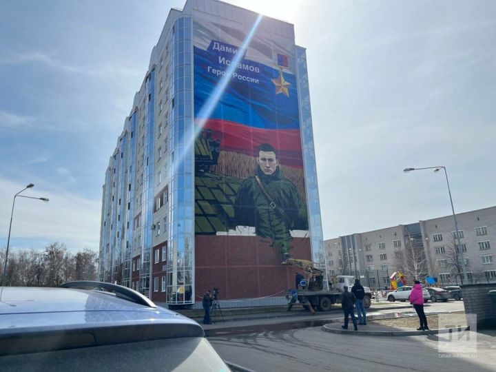 В Казани на фасаде здания появился большой потрет Героя России Дамира Исламова