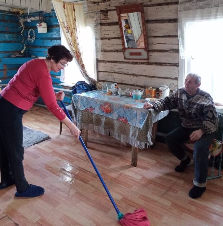 Социальные работники Лаишевского района проводят уборку в домах подопечных