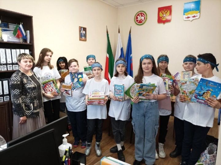 Ученики Лаишевской школы № 2 передали книги для детей Донбасса