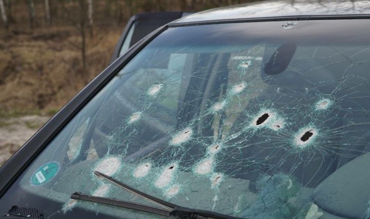 В Лаишевском районе неизвестный стрелял по автомобилю с тремя людьми. Есть погибший