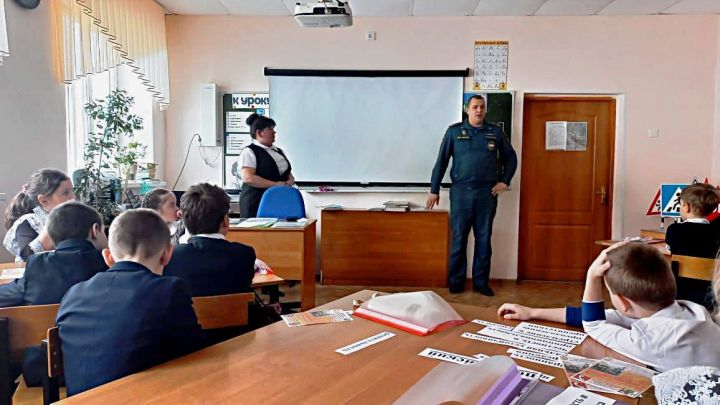 Ученикам начальных классов Лаишевской школы №3 рассказали о героической профессии пожарного