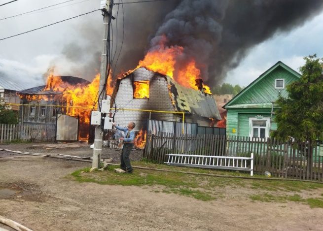 Сильный пожар уничтожил два дома