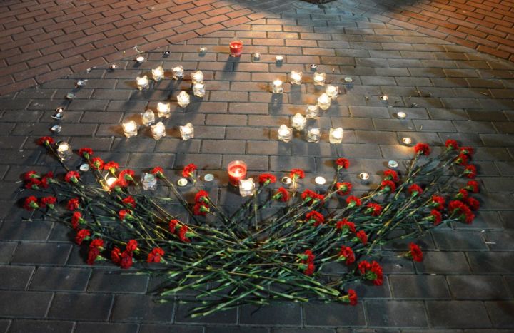 В Лаишевском парке Победы зажгли свечи памяти
