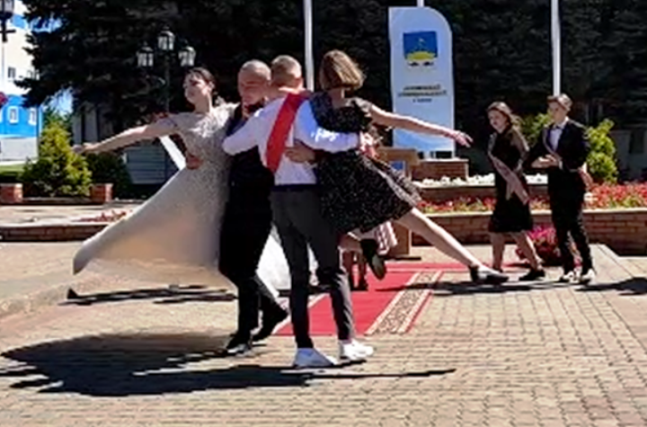 На главной площади Лаишева вальсировали выпускники гимназии №1