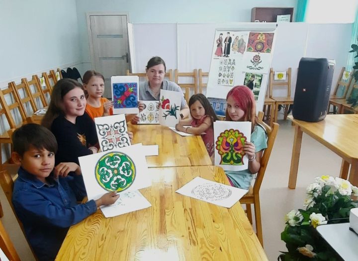 Юных лаишевцев знакомили с татарскими национальными орнаментами
