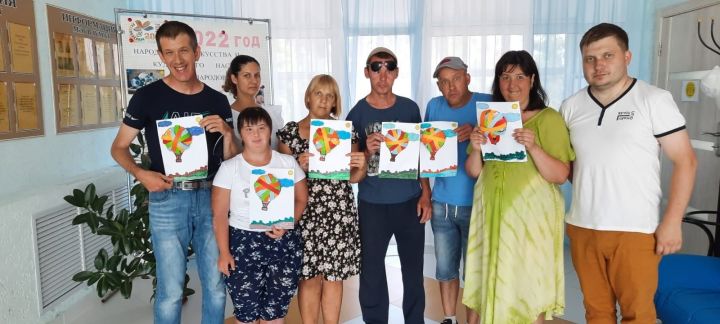 Получателей социальных услуг в Лаишевском районе учили делать воздушные шары