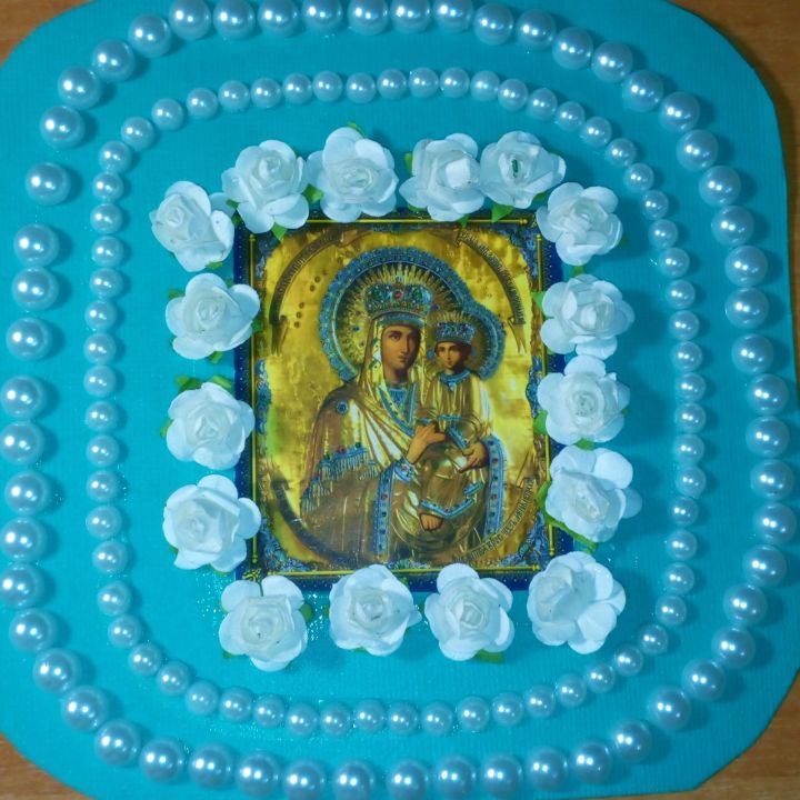 Лаишевская мастерица украшает иконы цветами и жемчугом