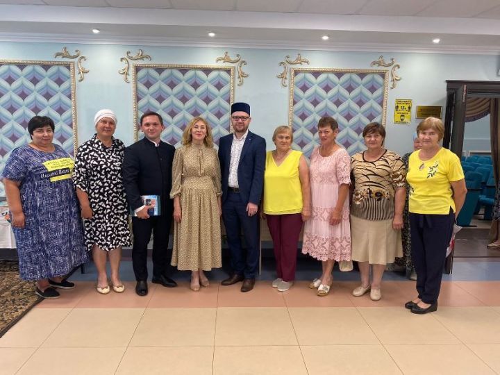 Коллектив библиотекарей Лаишевской ЦБС встретился писателями Татарстана