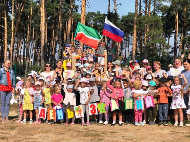 В образовательных учреждениях района День знаний начался с поднятия флага России и Татарстана