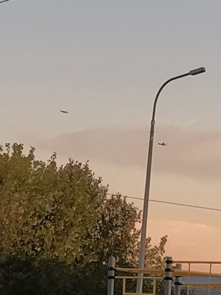 Фото читателя. В небе над  городом Лаишево летают самолеты