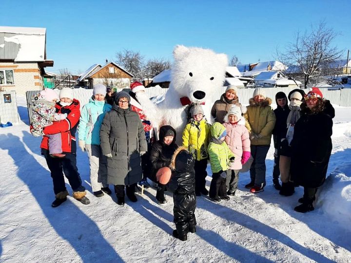 ТОС «Дружба». К лаишевским детям на «Рождественские забавы» пришел северный Умка