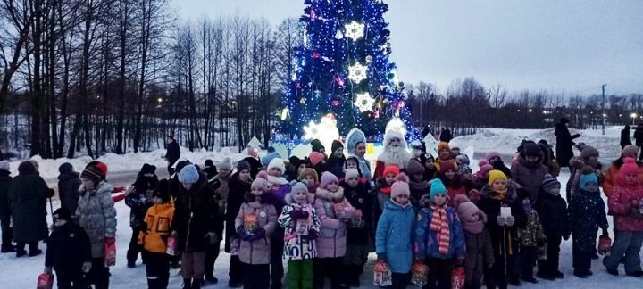 Новогодние хороводы у сельских елок. Лаишевский район, поселок Среднее Девятово