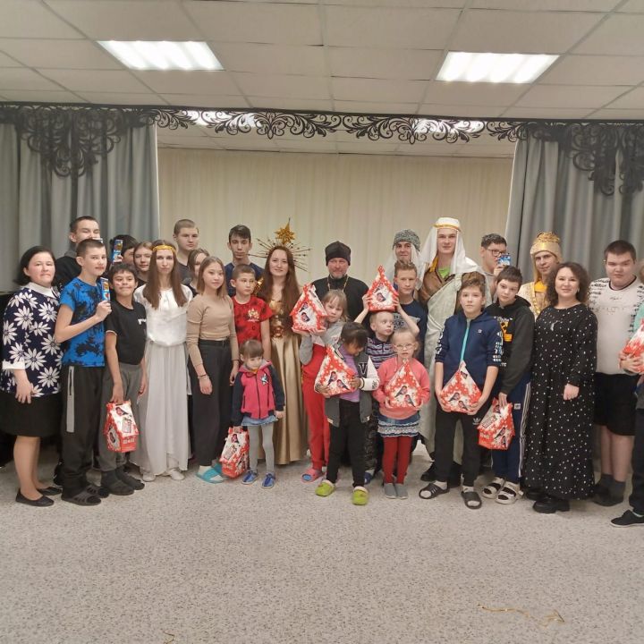 Подопечным Лаишевского реабилитационного центра показали рождественский спектакль