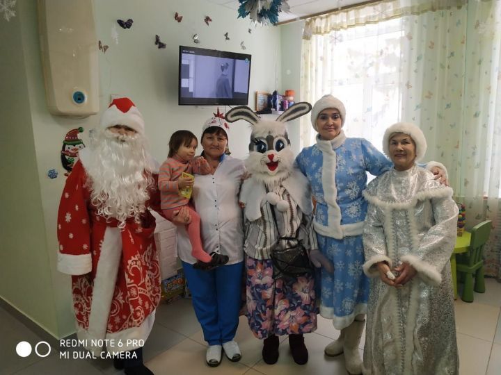 Яңа елның беренче көнендә Лаеш шәһәрендә район хастаханәсе пациентларын котладылар