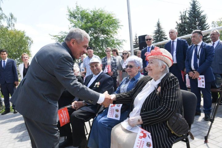 Раис Республики Татарстан поздравил старшее поколение с Днем пожилого человека