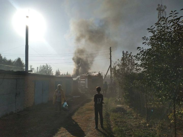 Пожар тушат пожарные в городе Лаишево