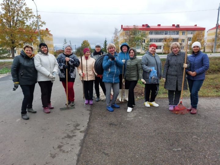 На субботник вышли сотрудники детсада «Счастливый малыш» Лаишевского района