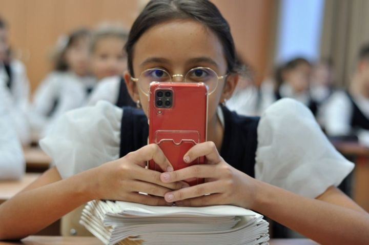 В школах ограничат использование телефонов