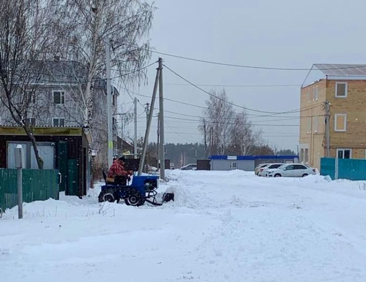 Снег, снежок, снежище: лаишевцы заняты уборкой снега