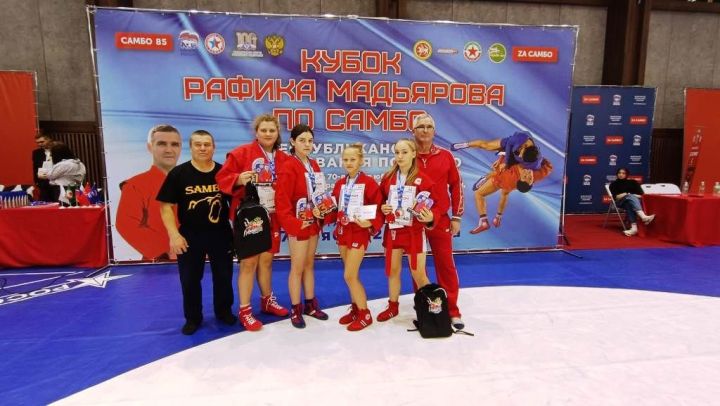 На республиканских соревнованиях отличились самбистки Лаишевского района