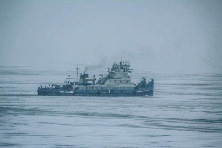 Закованный во льдах остался одиноко стоять на Каме